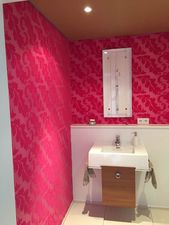 Badezimmer mit Tapete