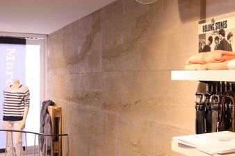 Kreative Wandgestaltung Modegeschäft