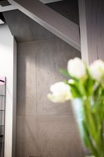 Wand in Betonoptik im Verkaufsraum