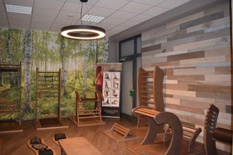 Welness-Tapete und Holzpaneel Fitnessstudio
