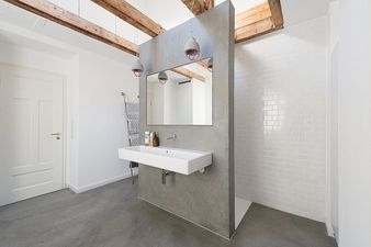 Modernes Badezimmer in fugenloser Badgestaltung