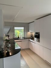 Fugenlose Bodenspachtelung und Designspachteltechnik an Wand - rayhle mal- u. farbtechnik